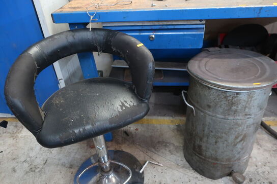 Arbejdsbord med værktøjstavle samt div. Værktøj