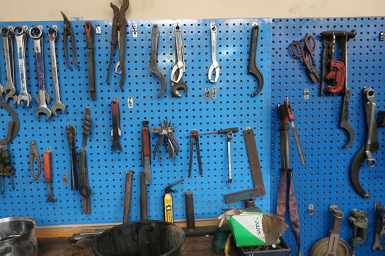 Arbejdsbord samt værktøjstavle med div. Værktøj