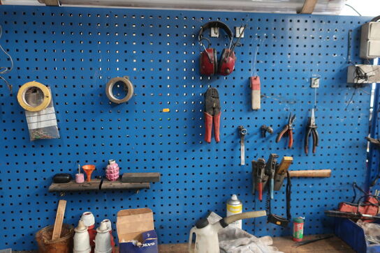 Arbejdsbord samt værktøjstavle med div. Værktøj