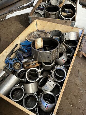 Palle med div. Varelager og reservedele