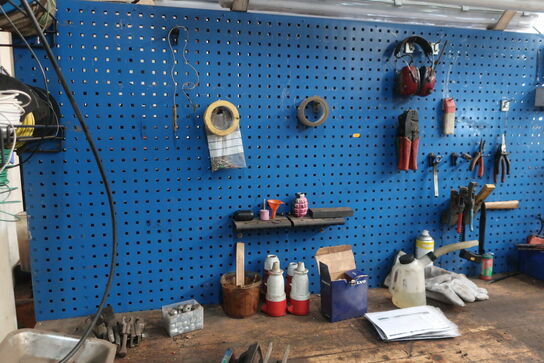 Arbejdsbord samt værktøjstavle med div. Værktøj