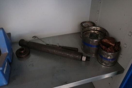 Stålskab med indhold