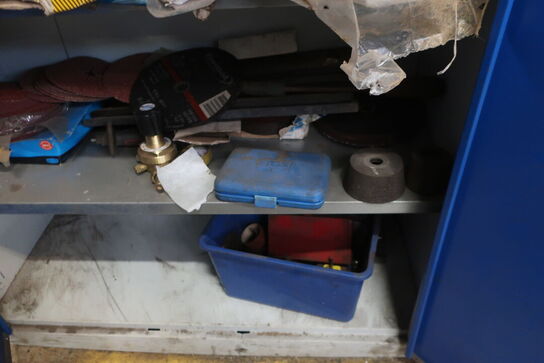 Stålskab med indhold