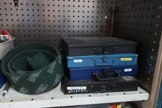 Stålskab med indhold