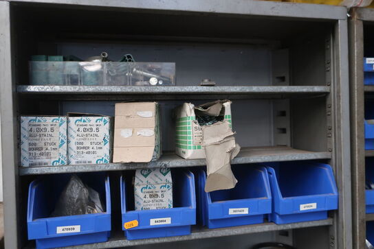 Sortimentsskab med indhold