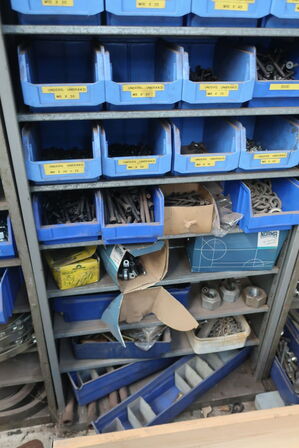 Sortimentsskab med indhold