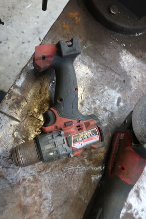 2 stk. akku håndværktøj MILWAUKEE M18 FSAG125X, M18 FPD3