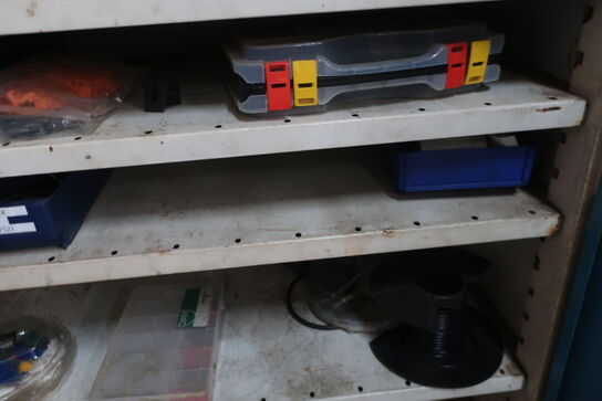 Stålskab med indhold