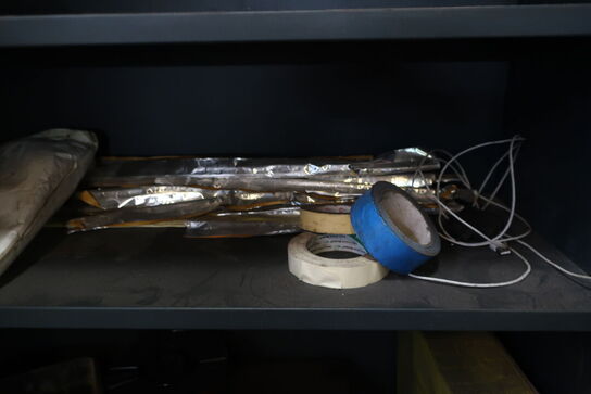 Stålskab med indhold