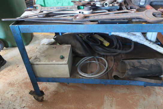 Opbevaringsvogn med indhold