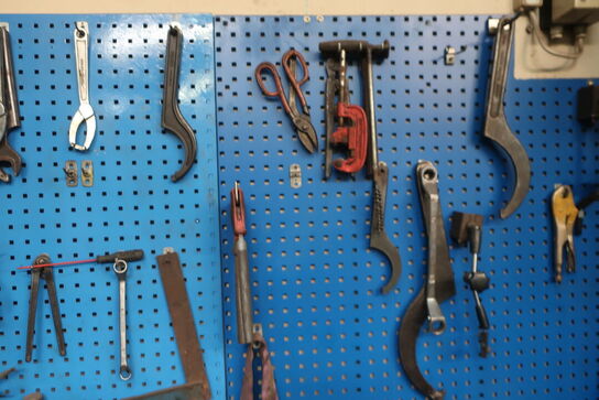 Arbejdsbord samt værktøjstavle med div. Værktøj