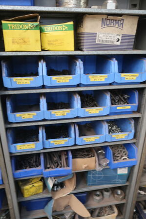 Sortimentsskab med indhold