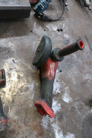 2 stk. akku håndværktøj MILWAUKEE M18 FSAG125X, M18 FPD3