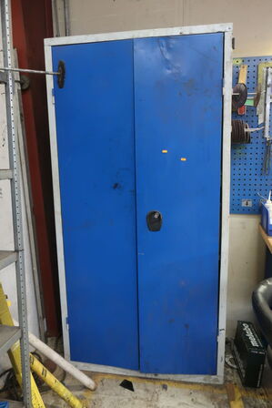 Stålskab med indhold