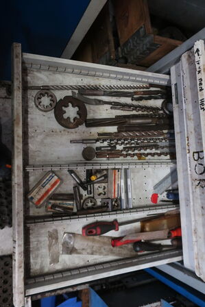 Stålskab med div. Bor m.m.