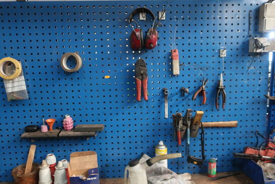 Arbejdsbord samt værktøjstavle med div. Værktøj