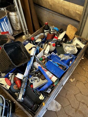 Palle med div. Varelager og værktøj