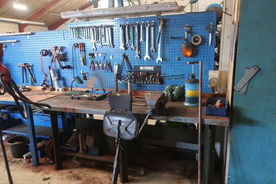 Arbejdsbord samt værktøjstavle med div. Værktøj