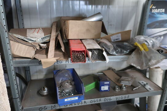 Lagerreol med indhold