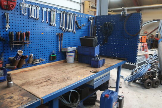 Arbejdsbord samt værktøjstavle med div. Værktøj