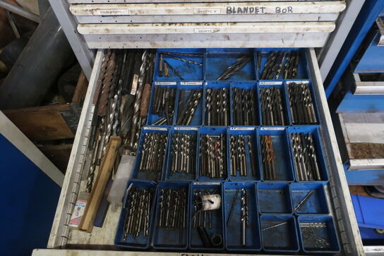 Stålskab med div. Bor m.m.