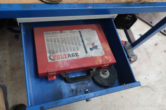 Arbejdsbord samt værktøjstavle med div. Værktøj