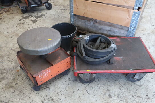 2 stk. opbevaringsvogne med indhold