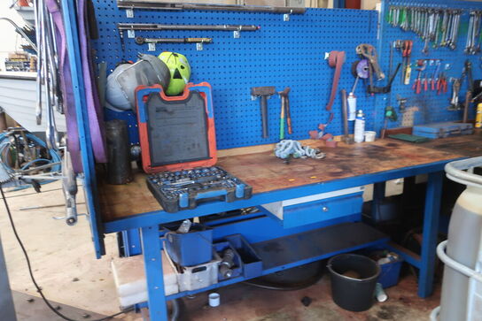 Arbejdsbord samt værktøjstavle med div. Værktøj