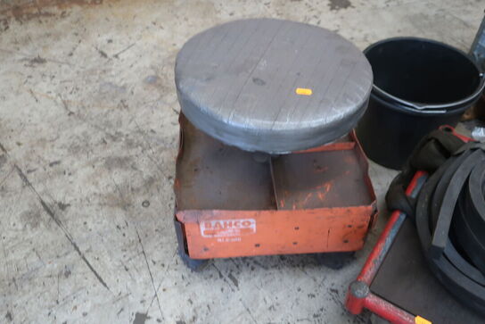 2 stk. opbevaringsvogne med indhold