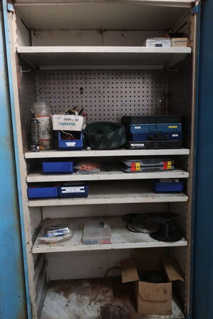 Stålskab med indhold