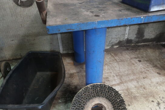 Arbejdsbord med skruestik uden indhold