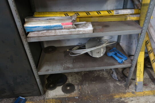 Lagerreol med indhold