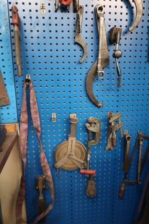 Arbejdsbord samt værktøjstavle med div. Værktøj