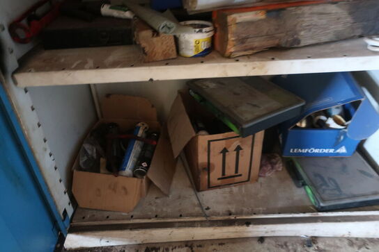 Stålskab med indhold