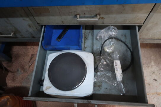 Arbejdsbord samt værktøjstavle med div. Værktøj