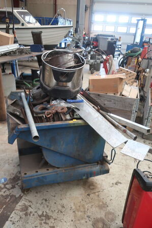 Vippecontainer med indhold