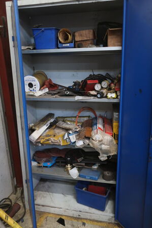 Stålskab med indhold