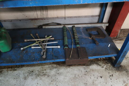 Arbejdsbord samt værktøjstavle med div. Værktøj