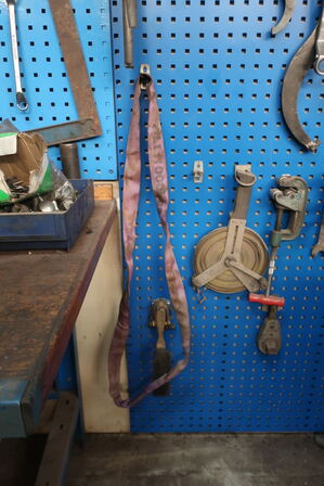 Arbejdsbord samt værktøjstavle med div. Værktøj