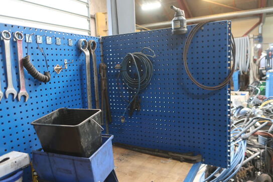 Arbejdsbord samt værktøjstavle med div. Værktøj