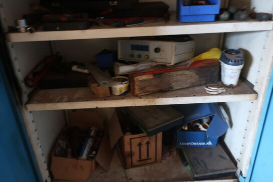 Stålskab med indhold