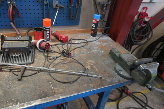 Arbejdsbord med værktøjstavle samt div. Værktøj