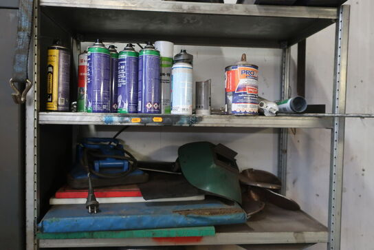 Lagerreol med indhold