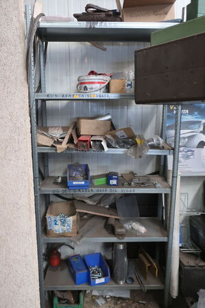 Lagerreol med indhold