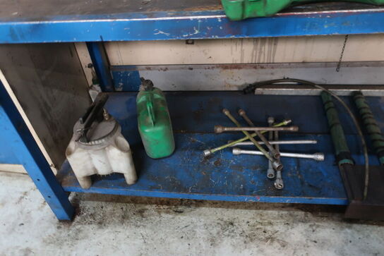 Arbejdsbord samt værktøjstavle med div. Værktøj