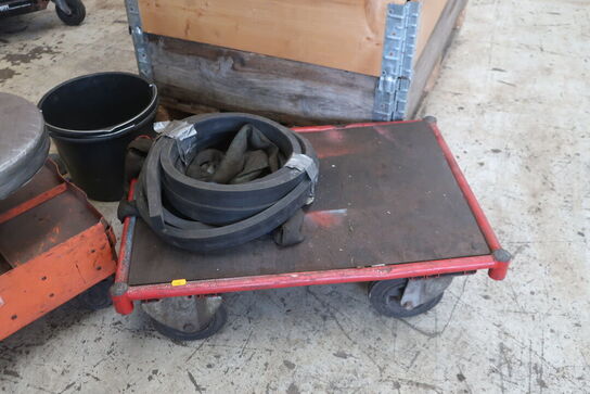 2 stk. opbevaringsvogne med indhold