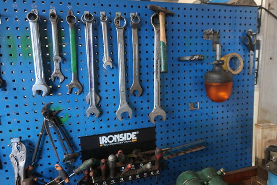 Arbejdsbord samt værktøjstavle med div. Værktøj