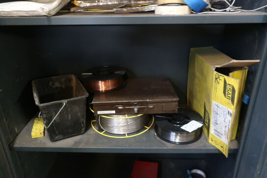 Stålskab med indhold