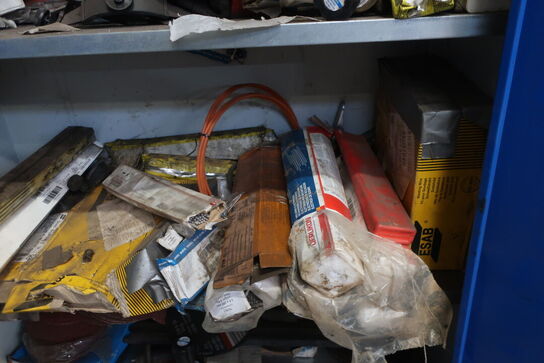 Stålskab med indhold