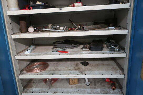 Stålskab med div. Værktøj og plejemidler